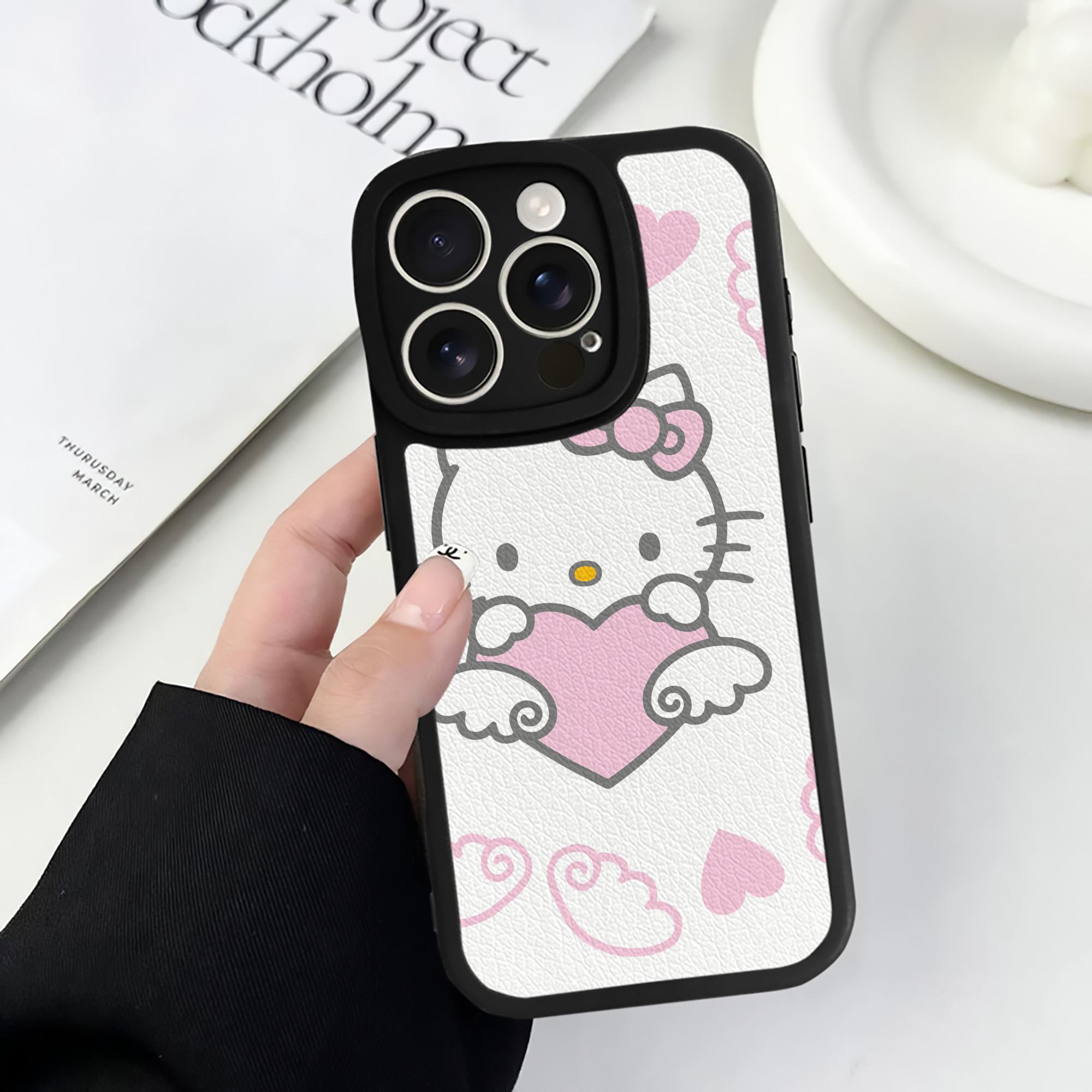 （画像用） Hello Kitty ハローキティ 【iPhone 16シリーズ対応】シリコンスマホケース（レザー調） 材質：シリコン